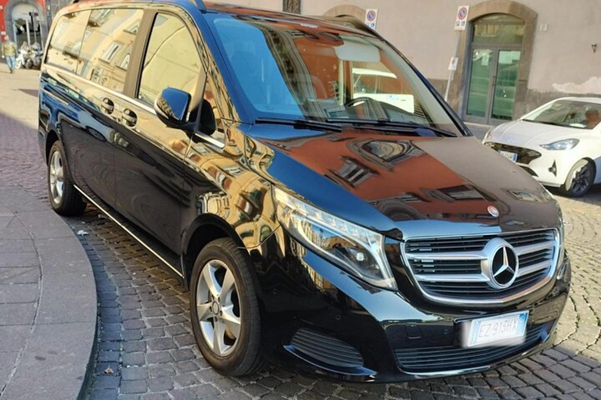 kadun laitaan pysäköity Mercedes-Benz-pakettiauto