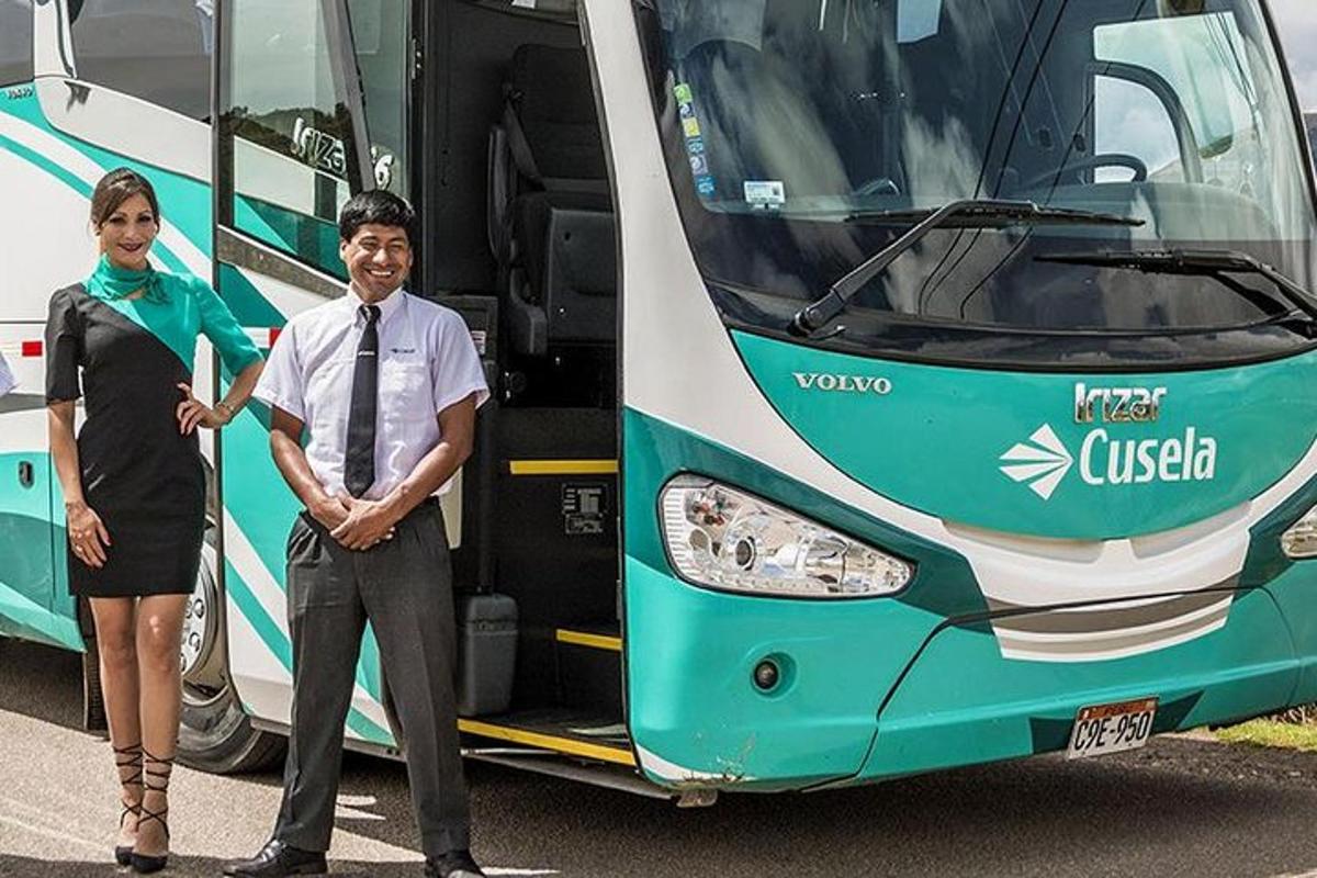 muž a žena stojící před autobusem