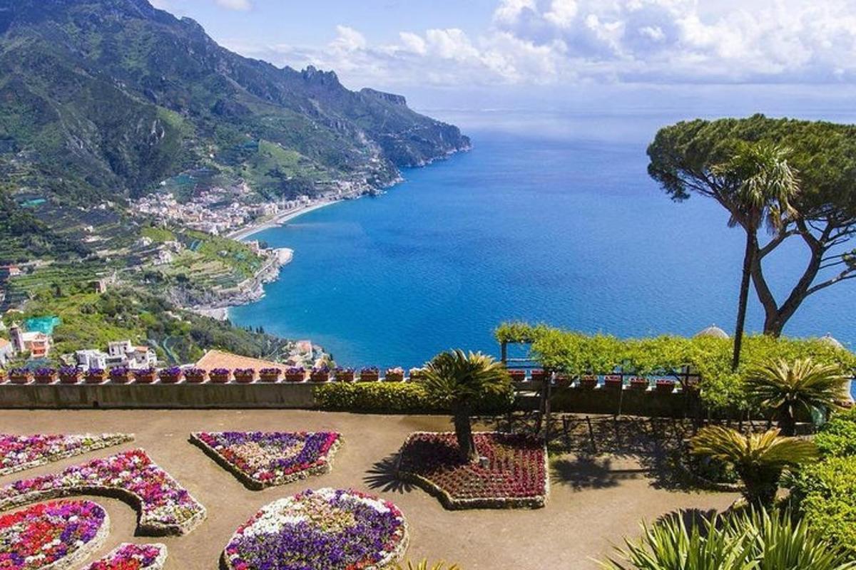 Una vista de la costa de Amalfi y el océano.