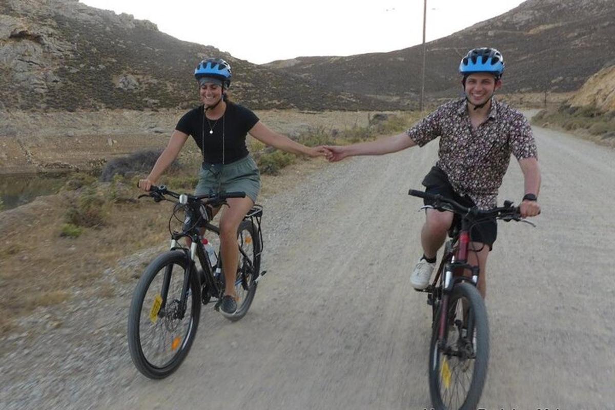 due persone in bicicletta lungo una strada sterrata