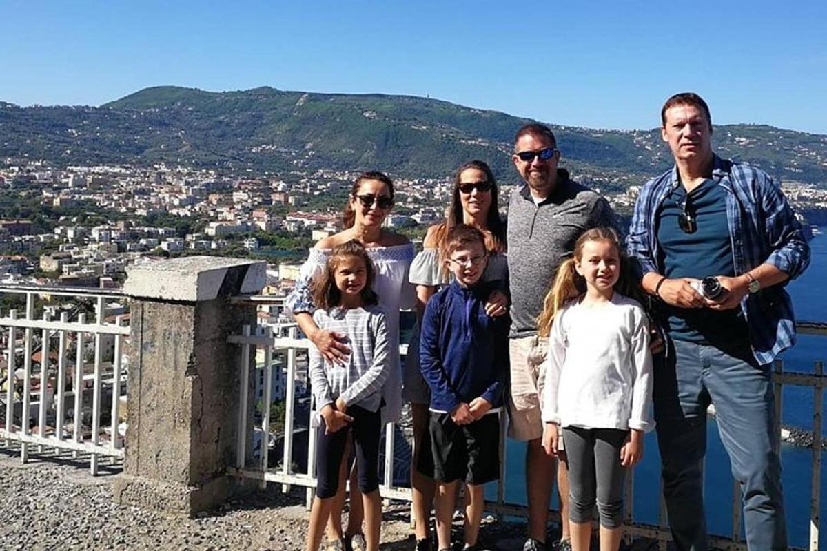 Fjölskylda poserar fyrir mynd á svölum