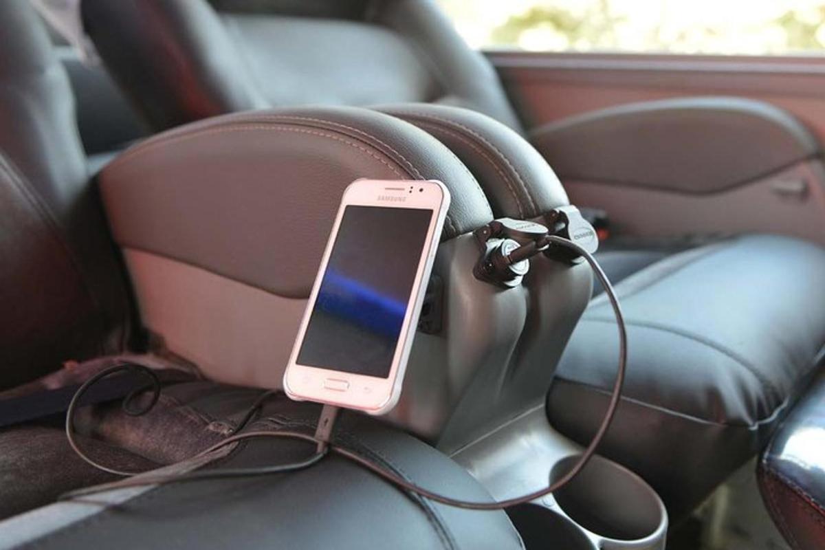 mobilní telefon připojený k nabíječce v autě