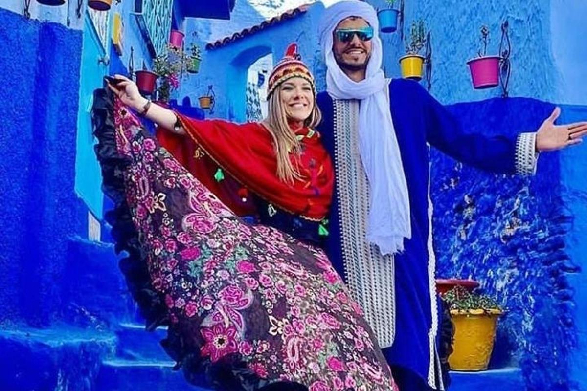 un uomo e una donna posano per una foto