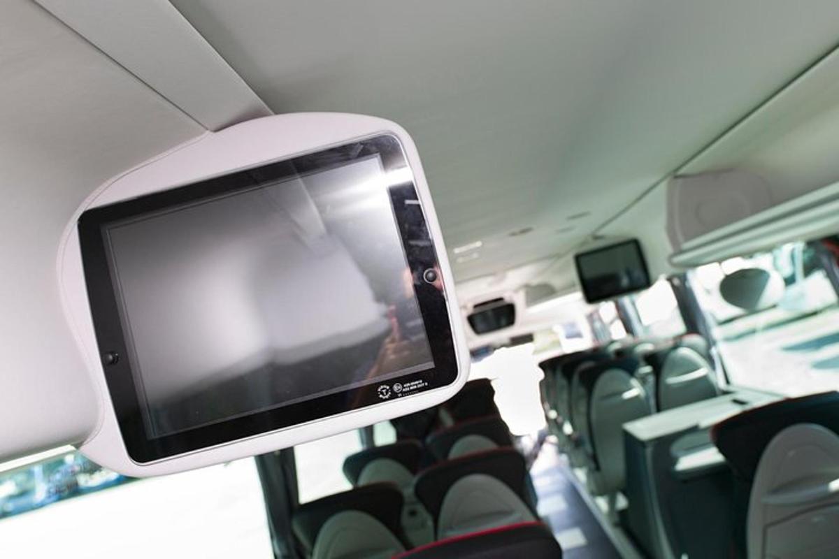 egy televízió a busz oldalán