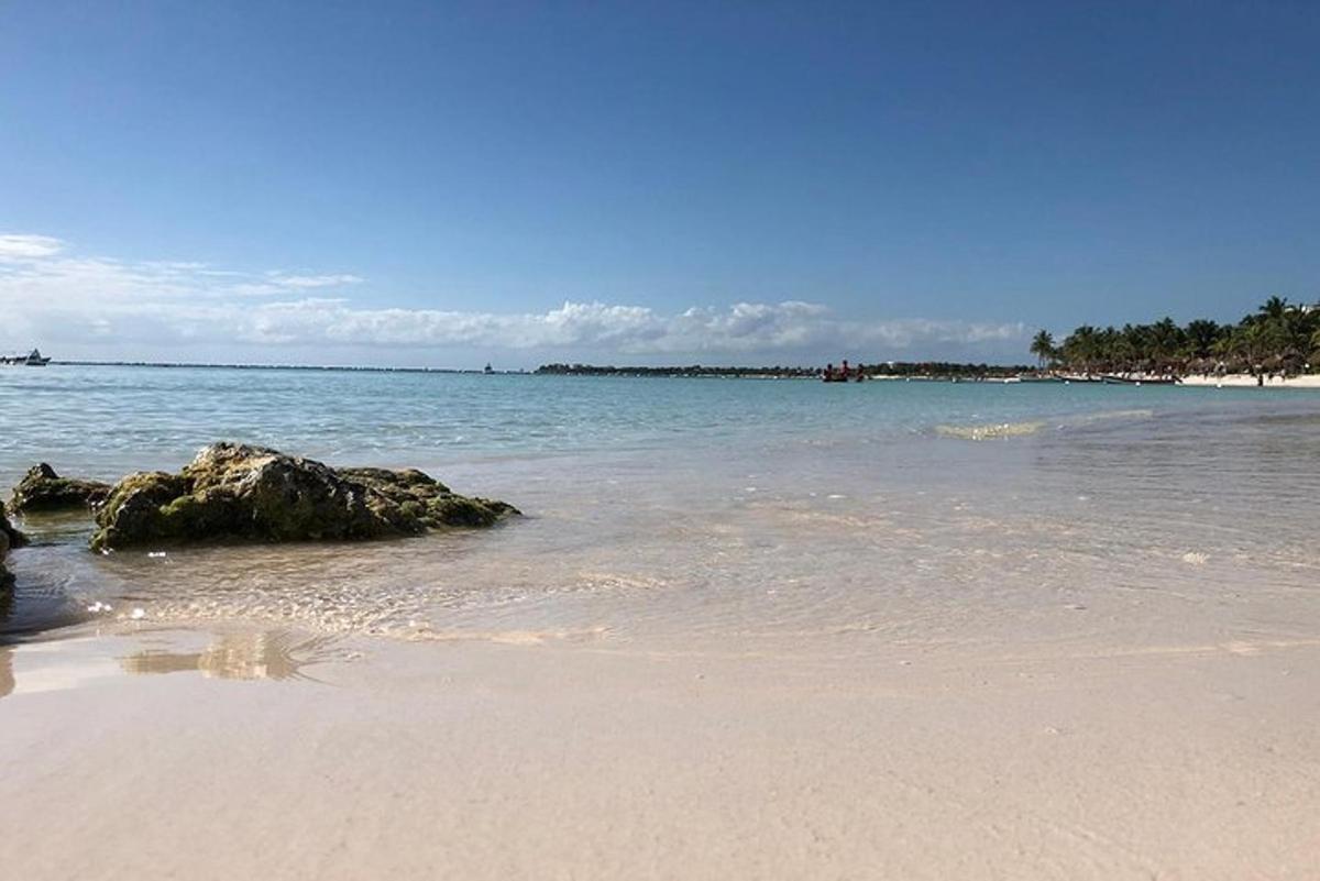 pantai berpasir dengan batu di dalam air