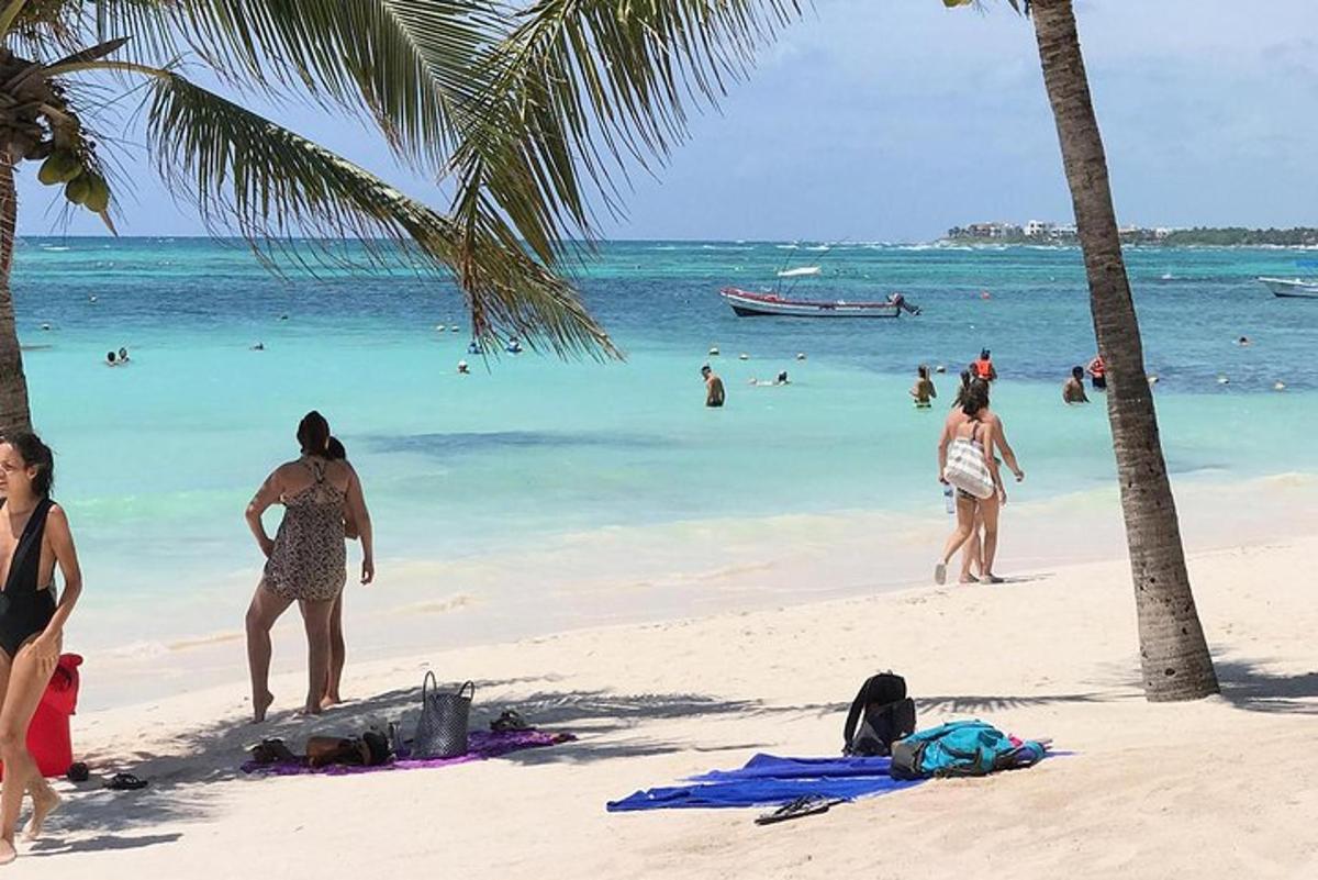 un grup de persones a la platja amb l'oceà