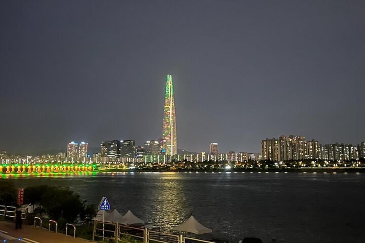 夜晚城市天际线和亮灯的建筑