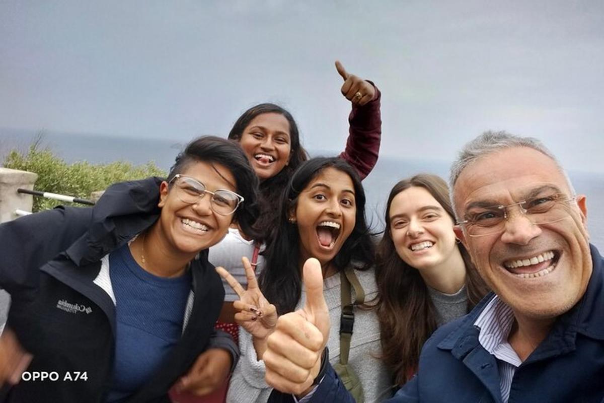 un gruppo di persone che posano per una foto