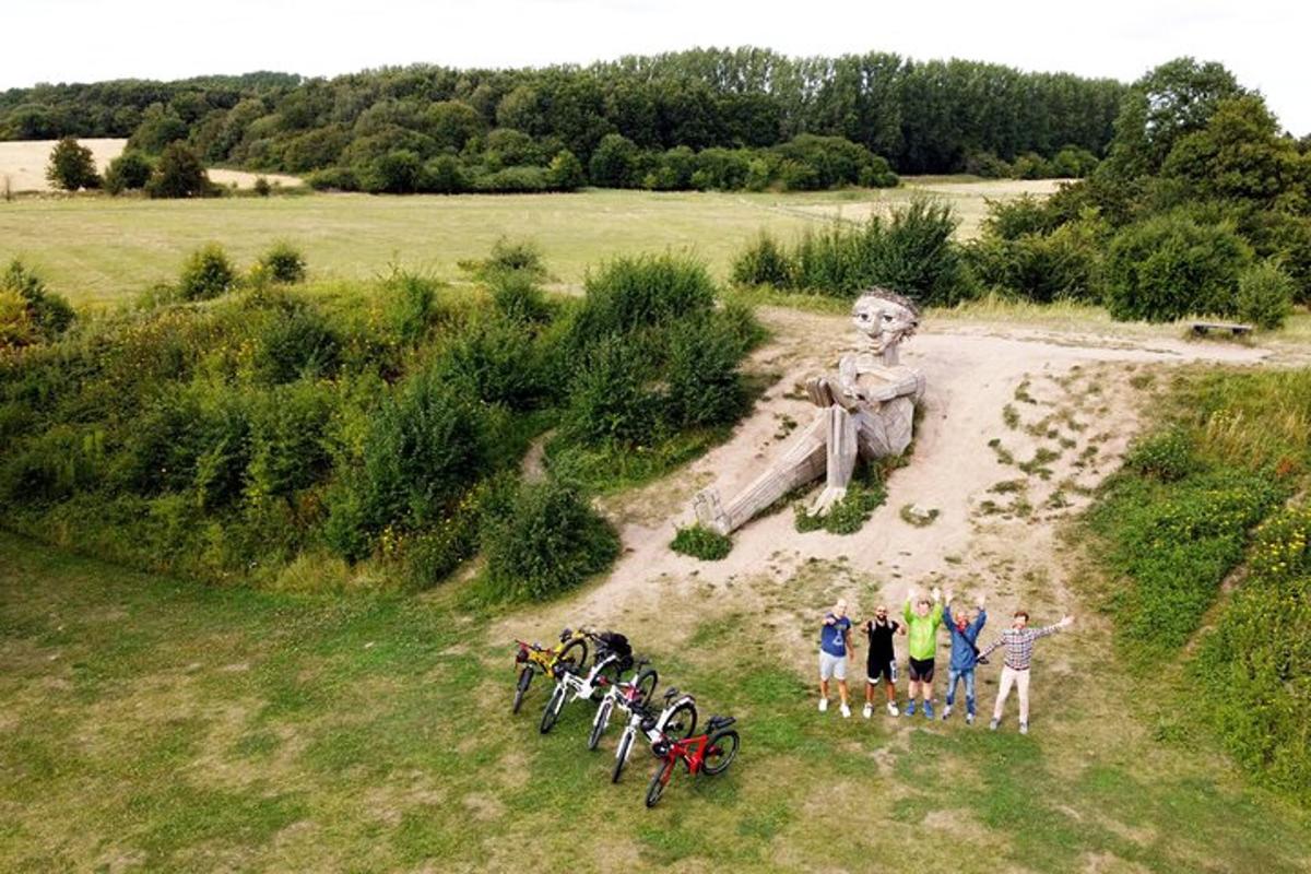 en gruppe mennesker som står foran en statue