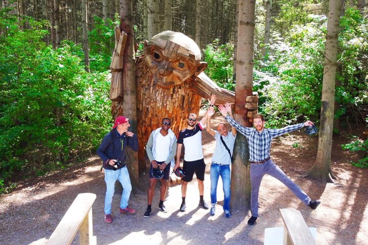 en gruppe mennesker som står foran en statue