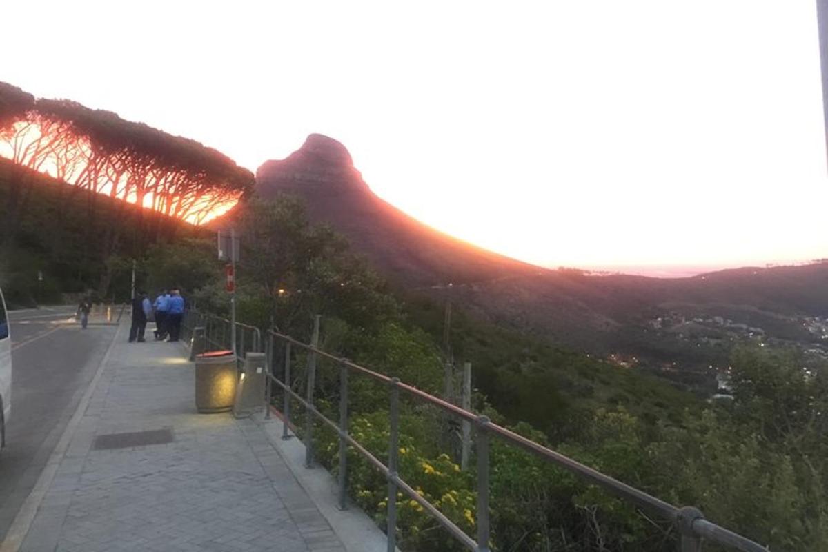 pogled na goro z ljudmi, ki hodijo po pločniku