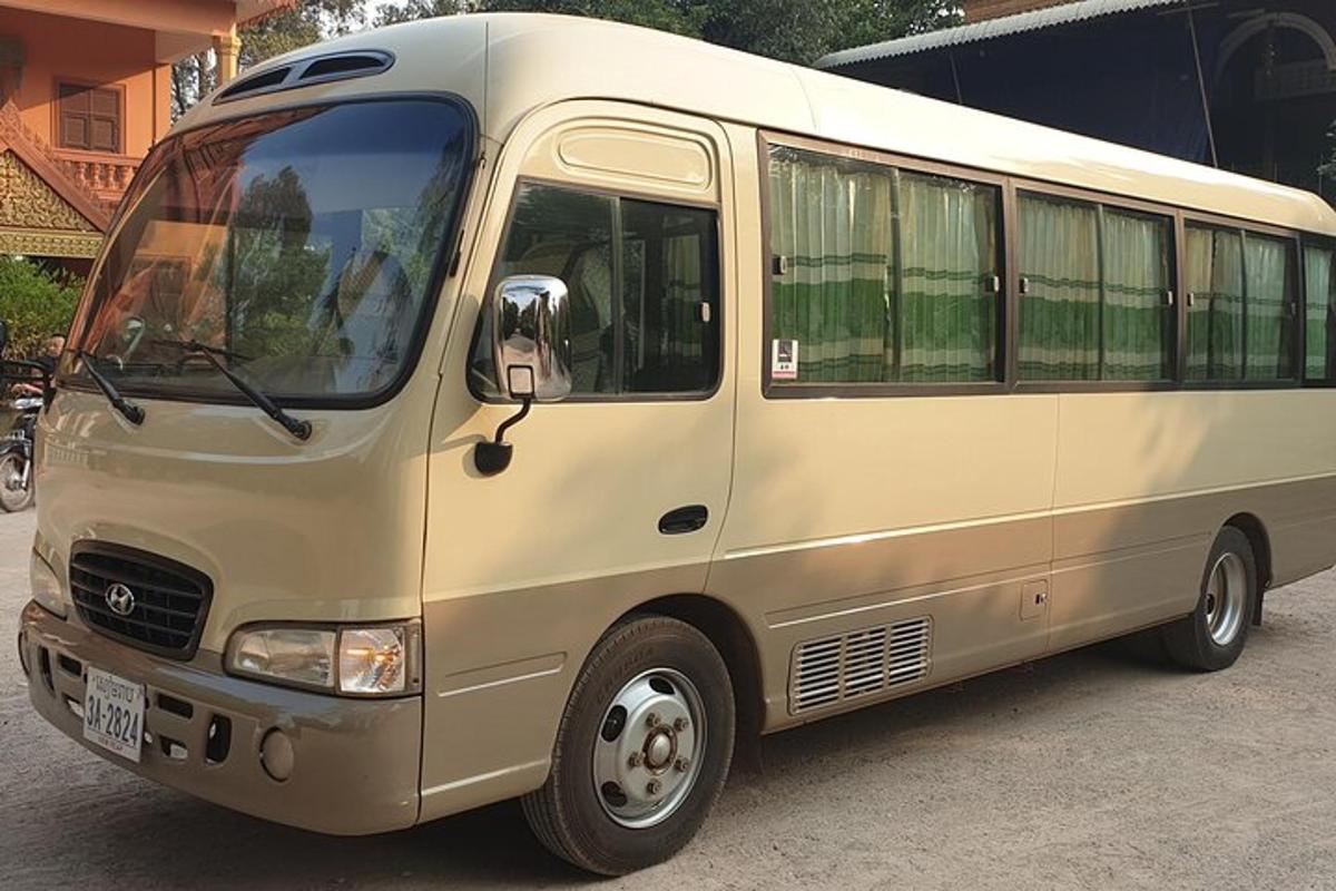 un autobus marrone parcheggiato in un parcheggio