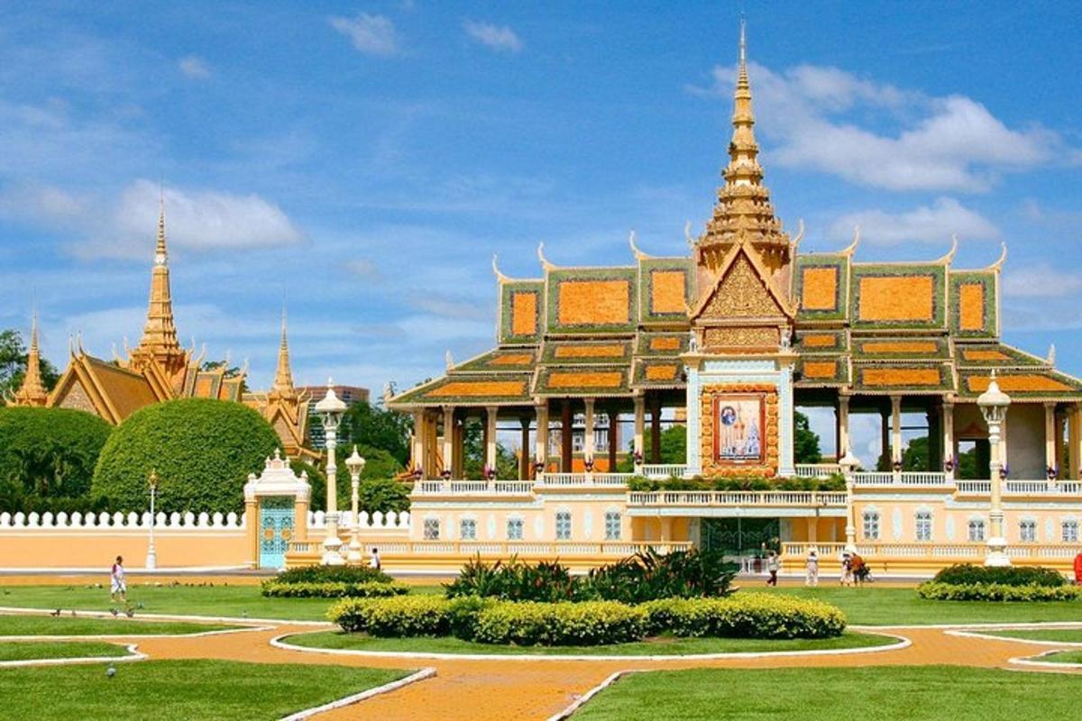 sebuah bangunan besar dengan menara di atas taman