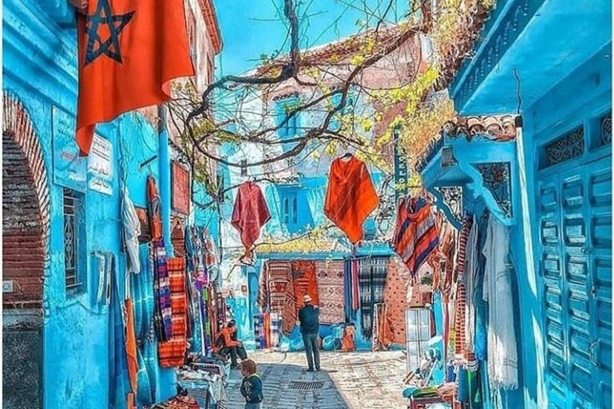 mural di sisi bangunan biru