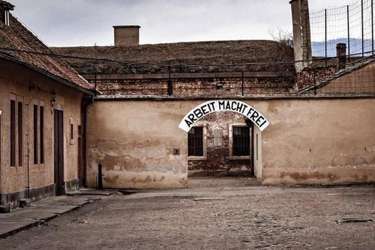 stara stavba z napisom "sveža tržna govedina"