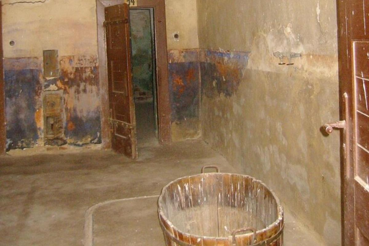 prazna soba z lesenim sodom v kotu