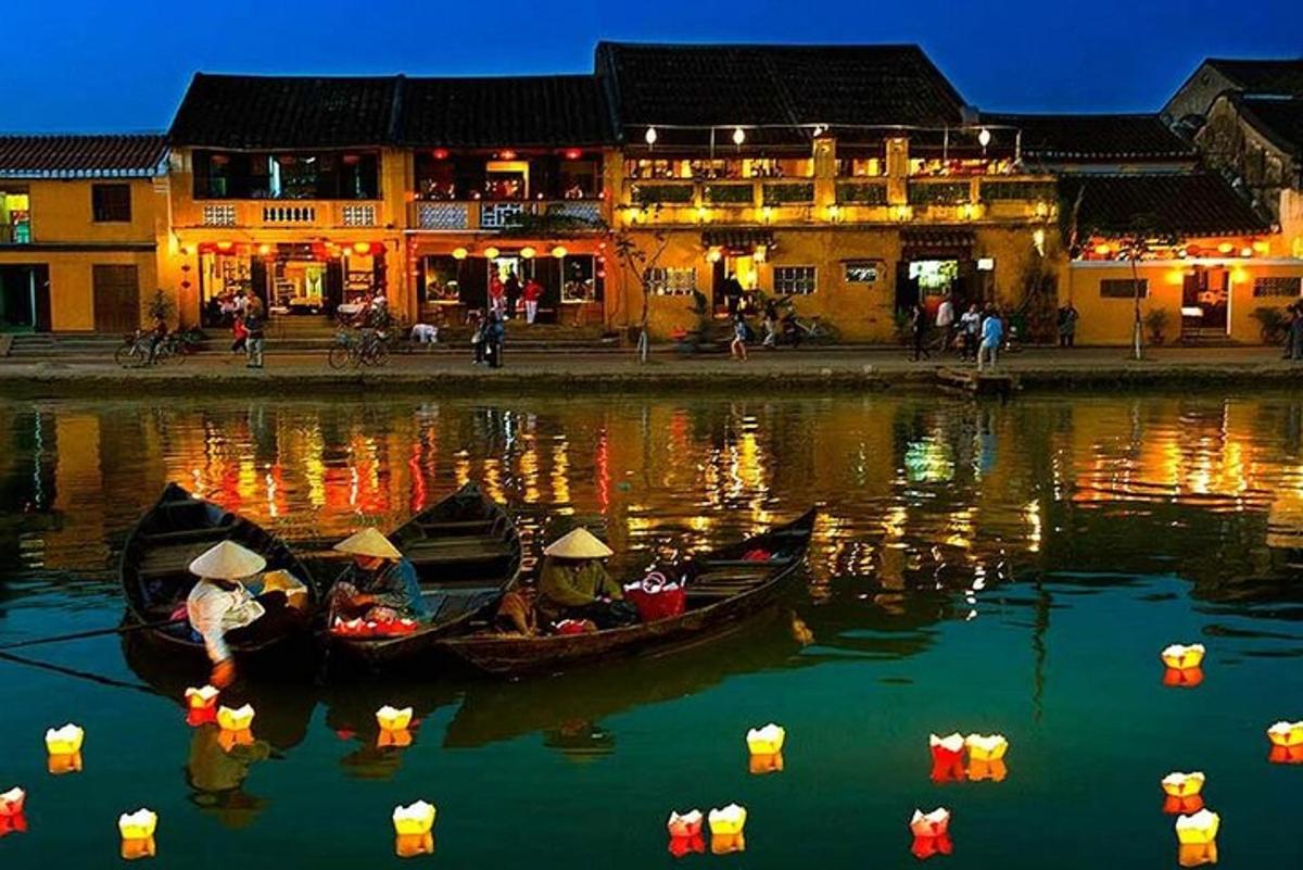 due barche in acqua davanti agli edifici