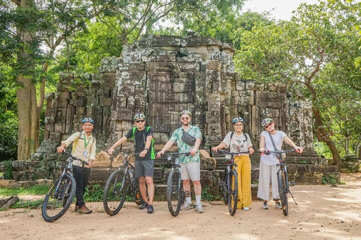 eine Gruppe von Menschen mit Fahrrädern vor einem Tempel