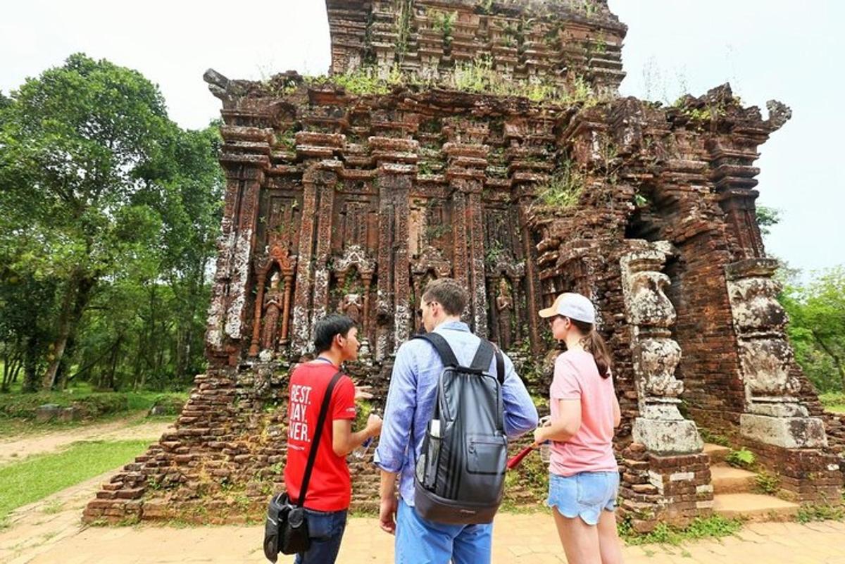 tre persone in piedi davanti a un tempio