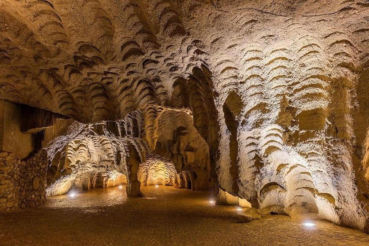 uma caverna com teto de pedra e um corredor