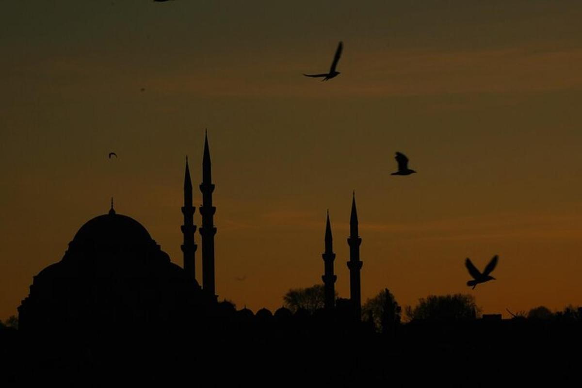 siluet masjid dengan burung di langit