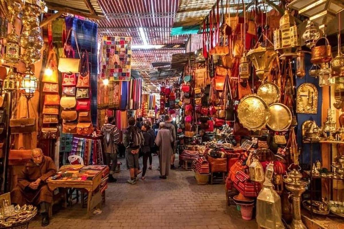 um grupo de pessoas caminhando por uma loja em um mercado