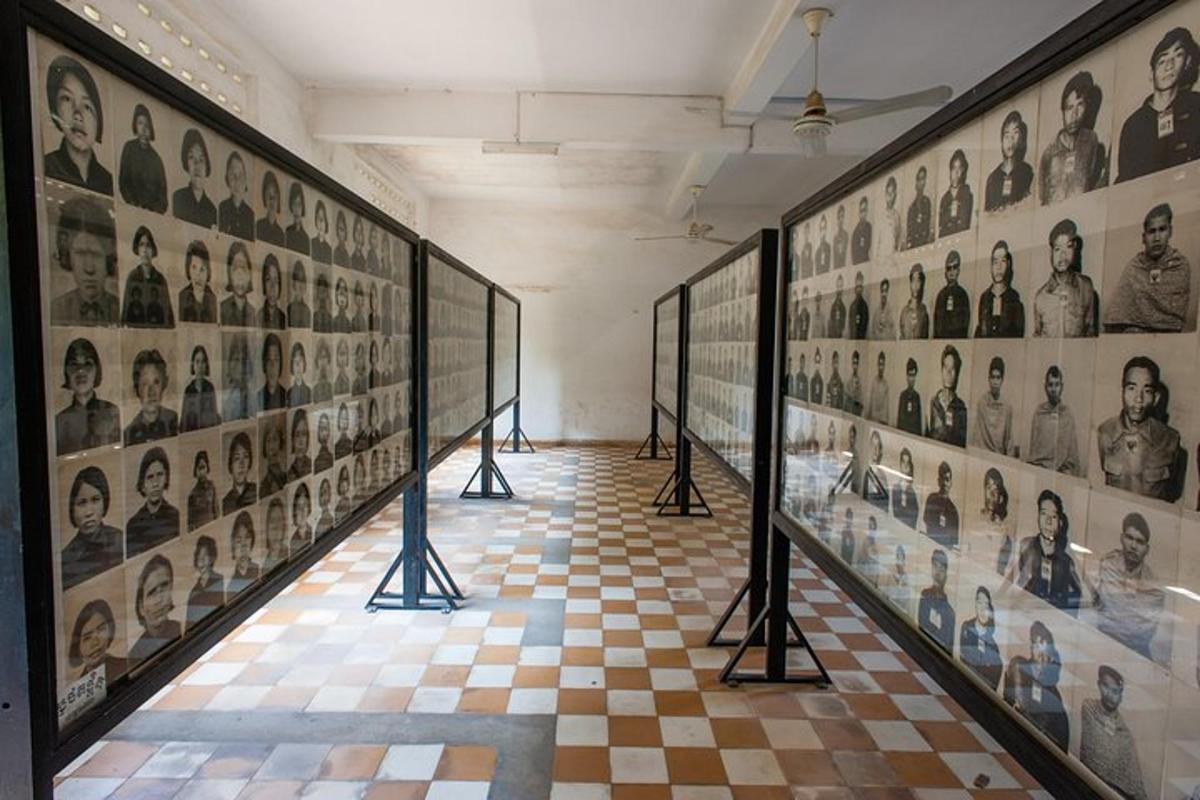 uma sala com piso xadrez e quadros na parede