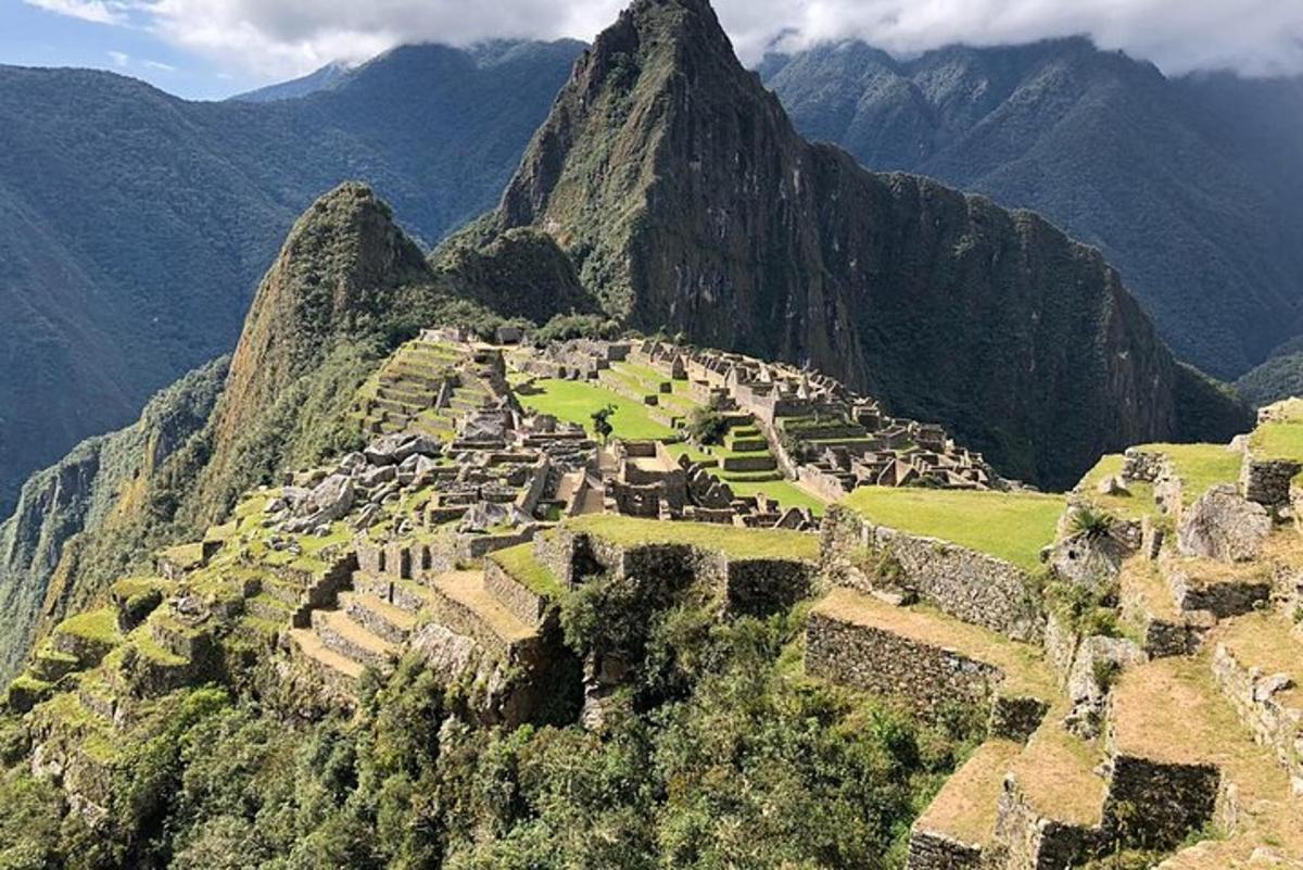 una ciudad antigua en la ladera de una montaña