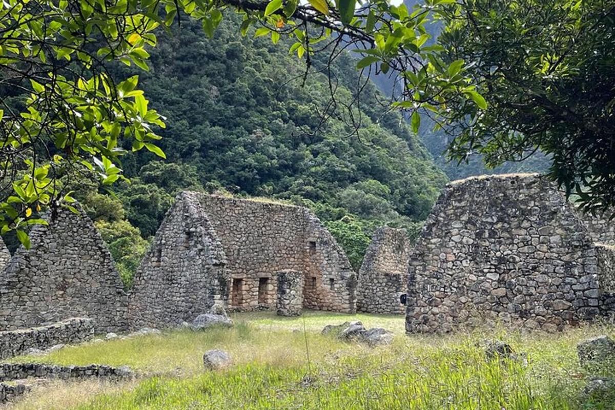 Un antiguo edificio de piedra en medio de un campo.
