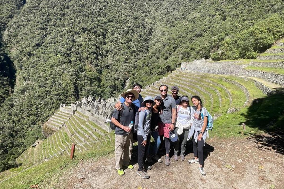 Un grupo de personas posando para una fotografía en un anfiteatro.