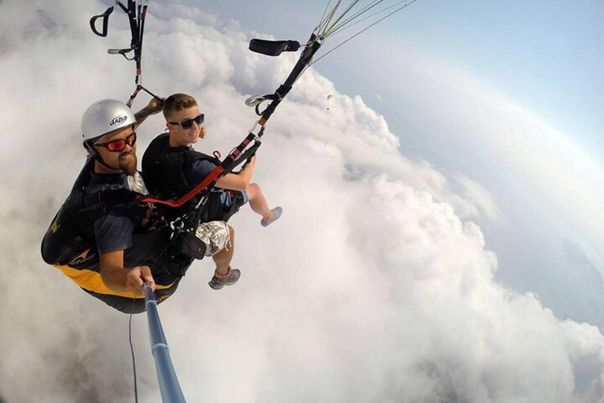 dva muži na zip line v oblacích