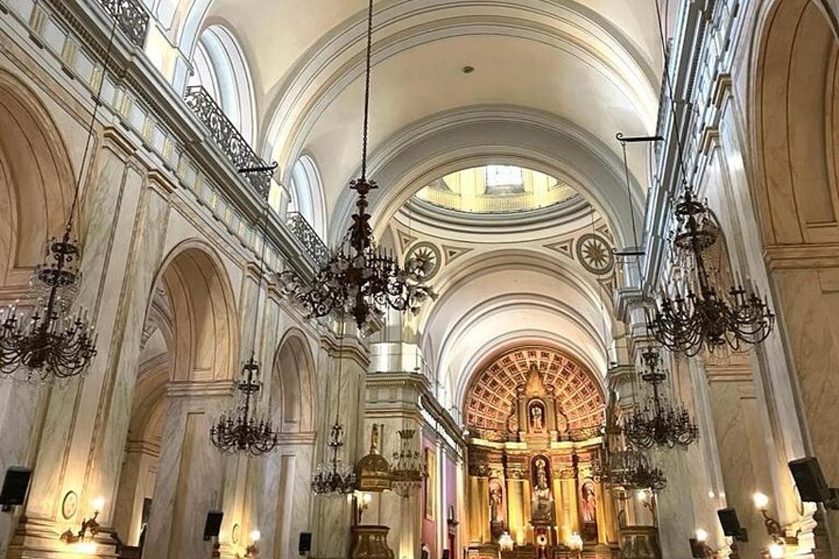 isang malaking katedral na may mga chandelier at isang malaking gusali