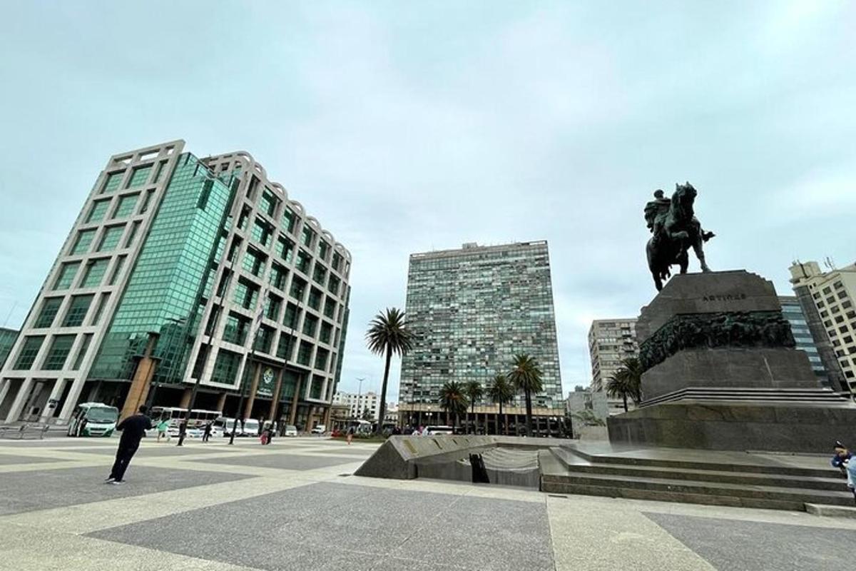 una statua nel mezzo di una città con edifici