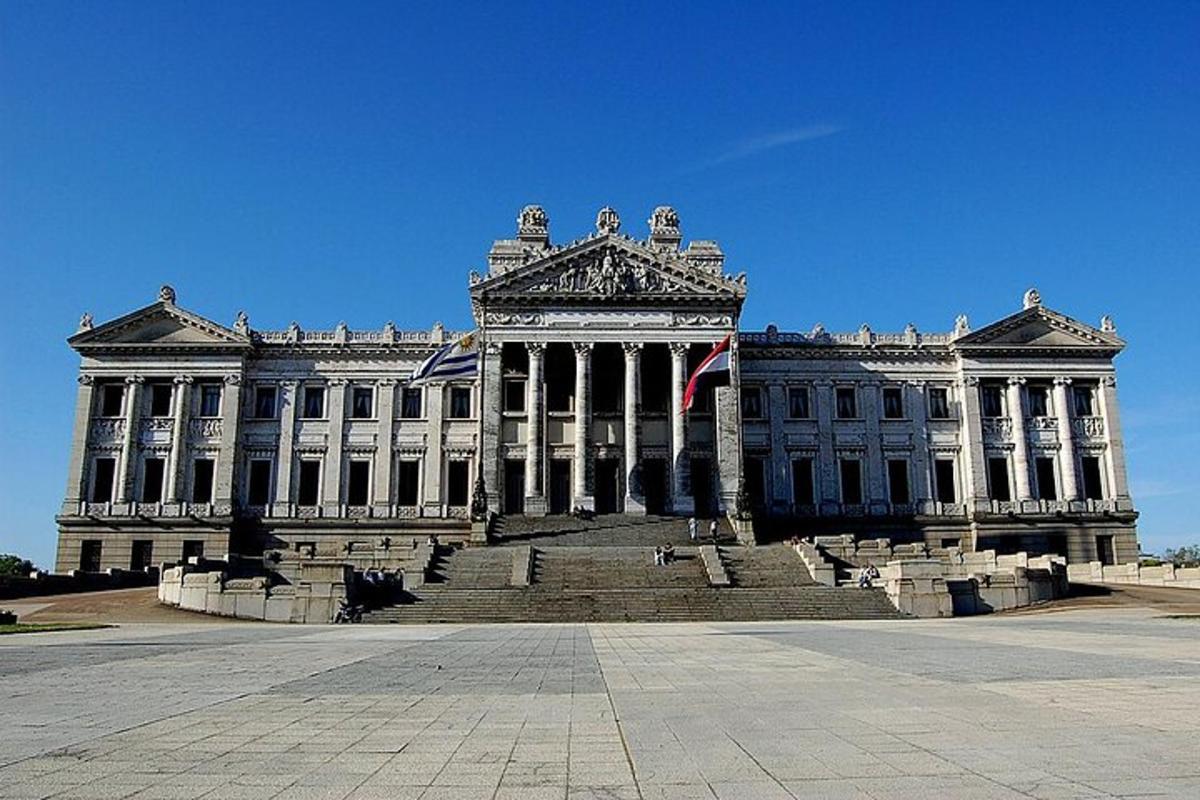 un grande edificio bianco con delle scale di fronte