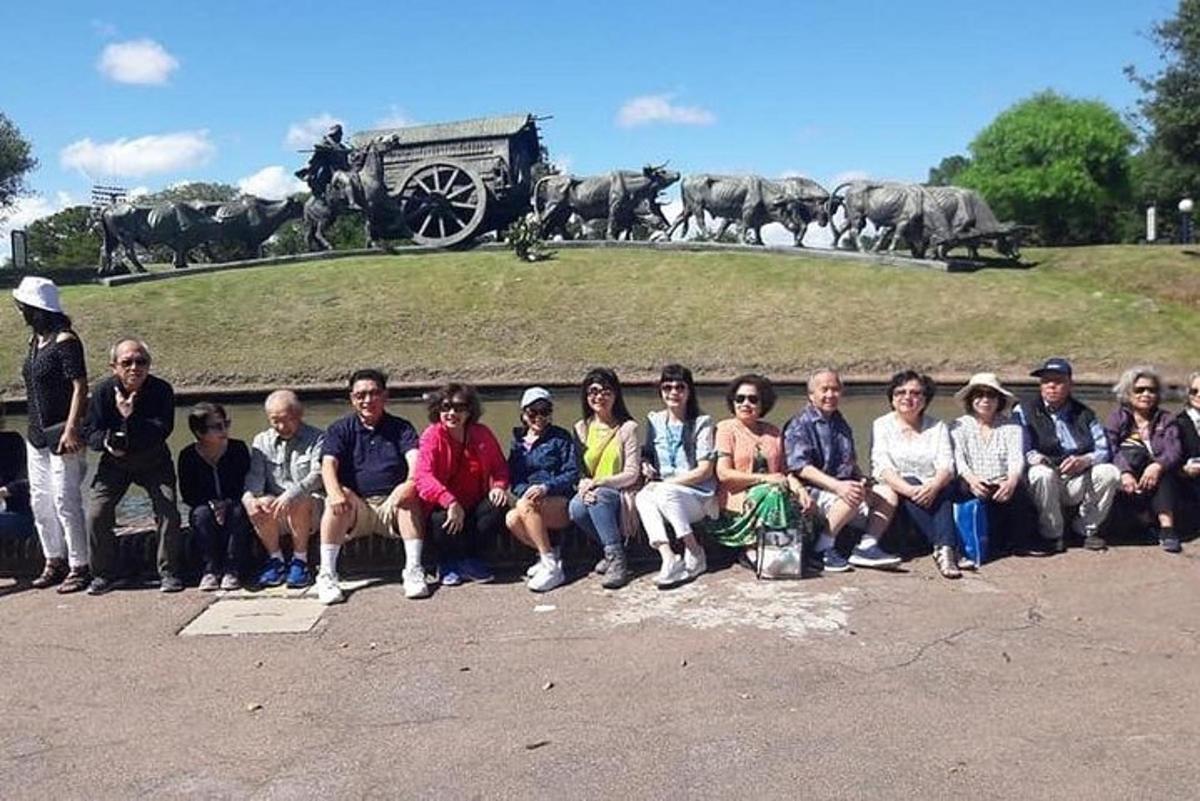 grupp inimesi, kes poseerivad pildi jaoks monumendi ees