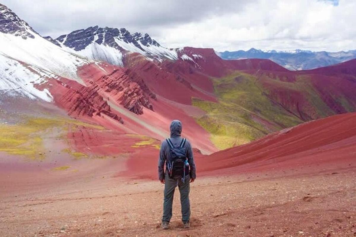 seorang lelaki berdiri di atas gunung