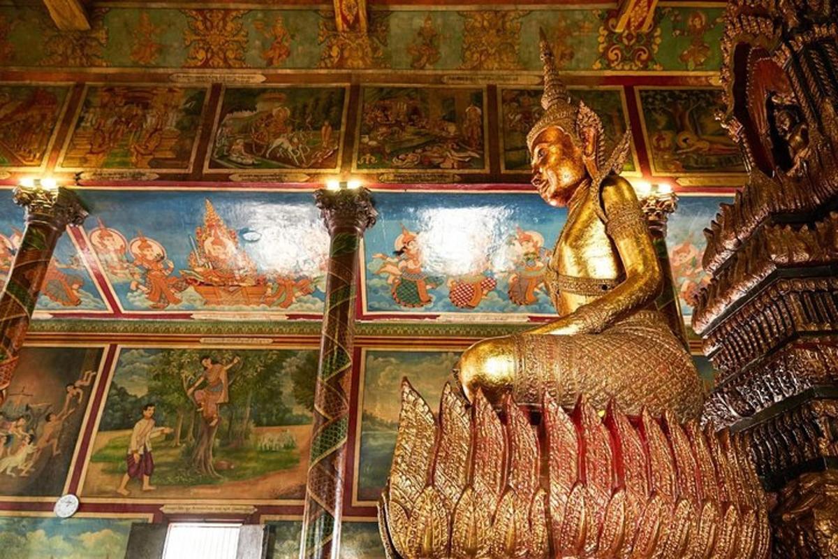 una statua dorata in una stanza con dipinti sul soffitto