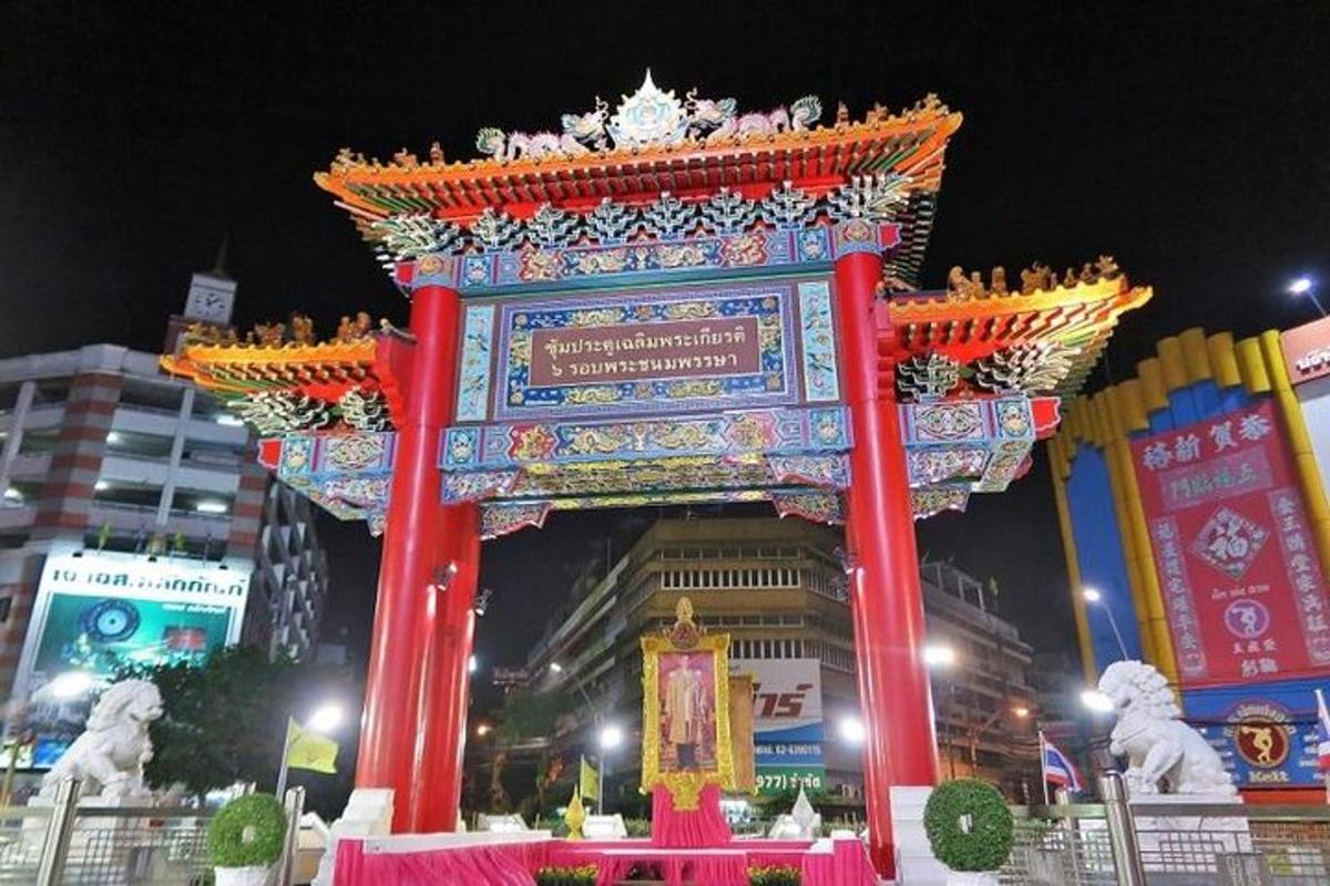 gerbang besar di depan gedung pada malam hari