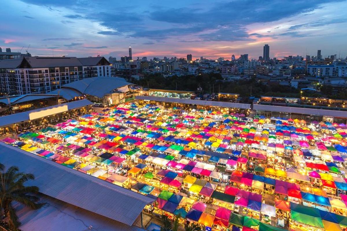 sekelompok besar payung di atas gedung