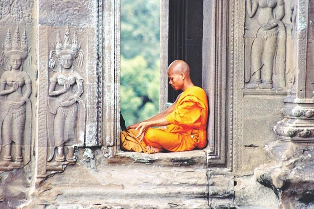 một nhà sư đang ngồi trong cửa sổ của một tòa nhà