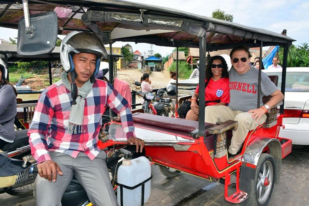 un gruppo di persone a bordo di un golf cart