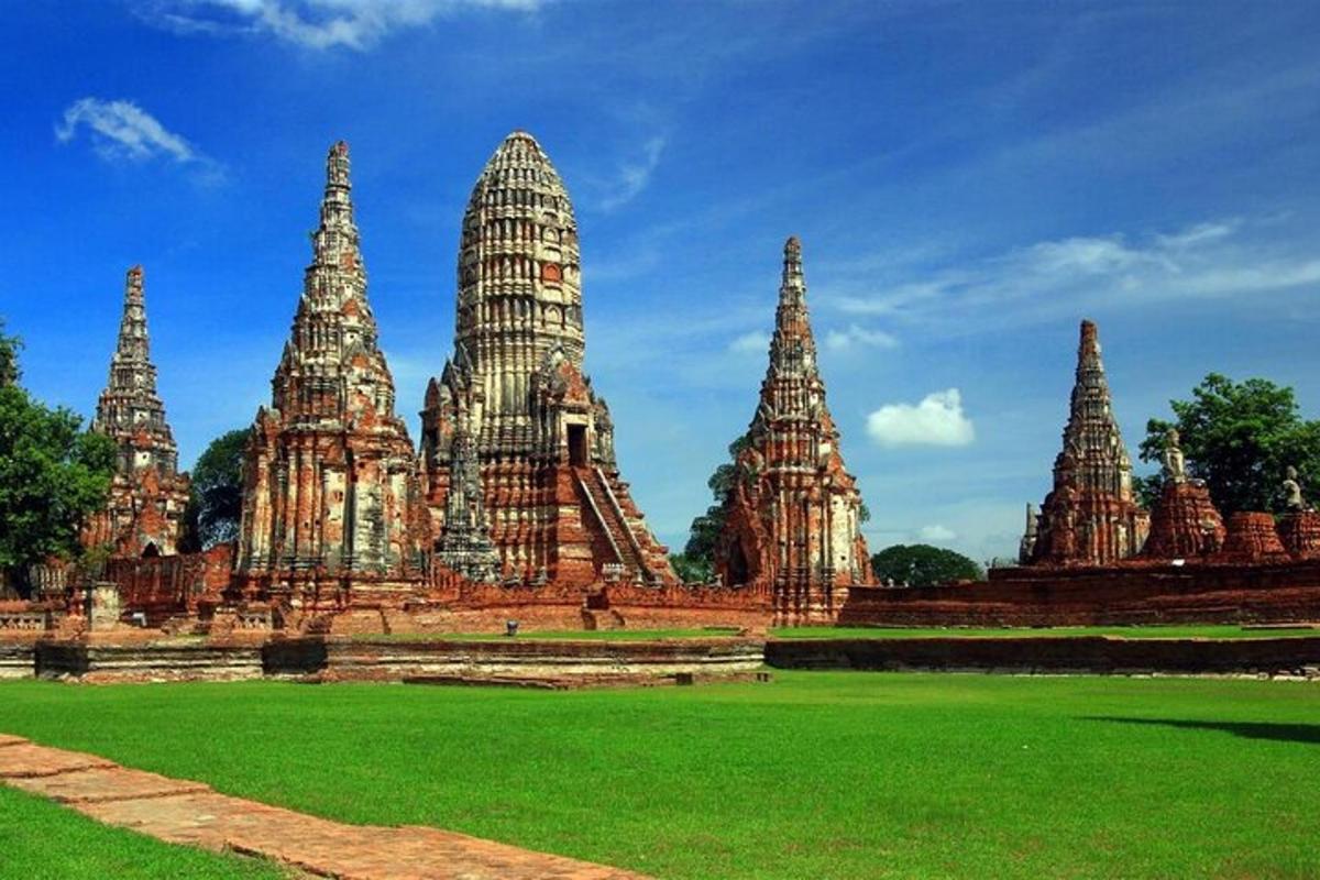 sekumpulan kuil batu di padang