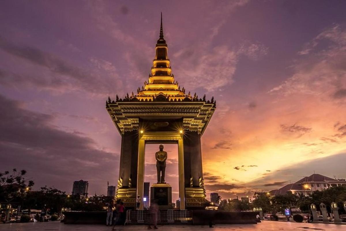 eine Pagode mit einer Statue vor einem Sonnenuntergang