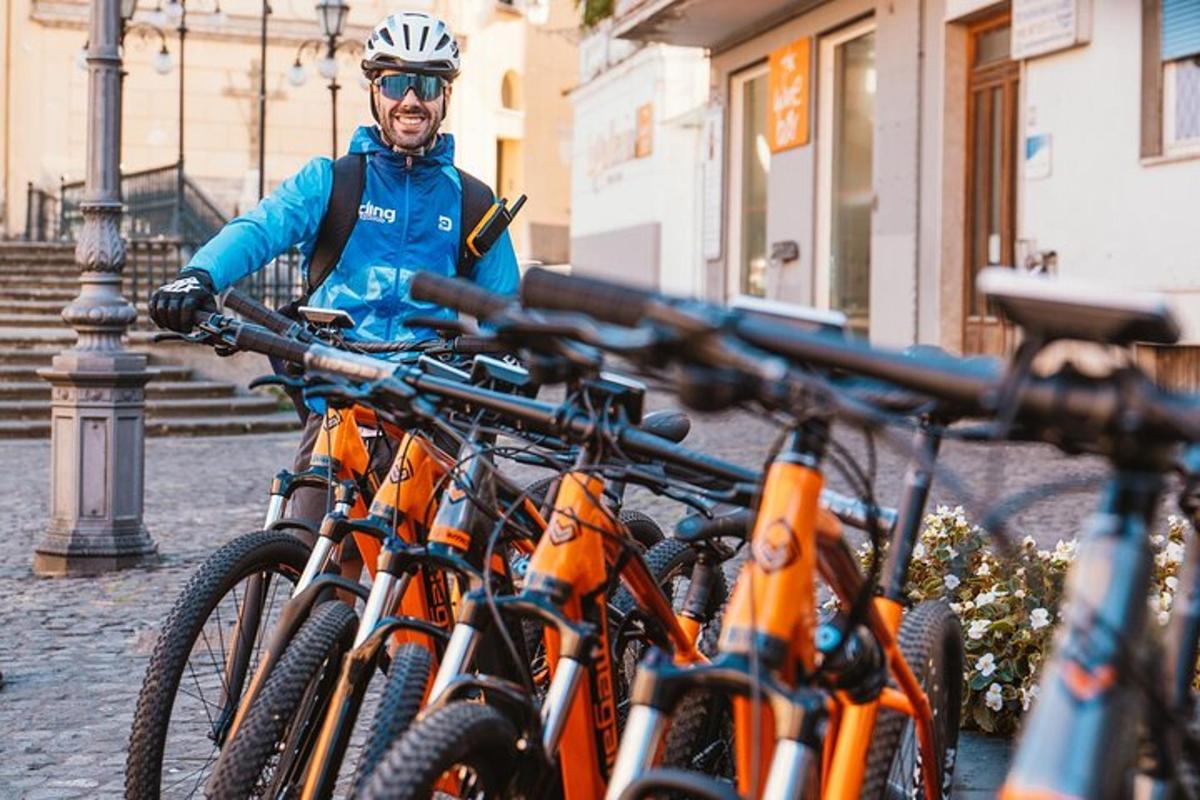 un uomo in piedi accanto a un gruppo di biciclette