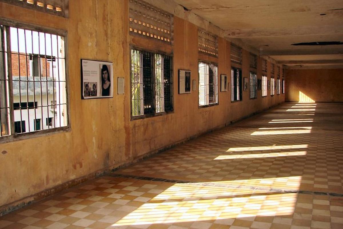 un passadís buit d'un edifici antic amb finestres