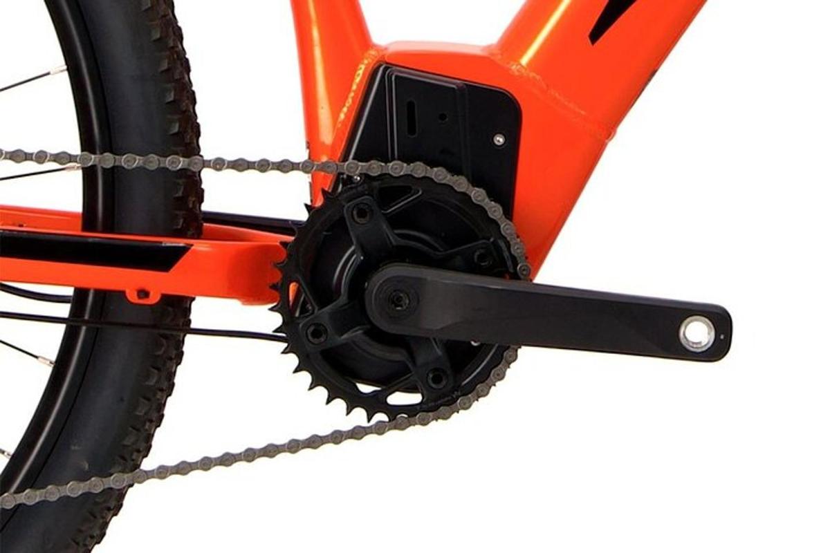ein orangefarbenes Fahrrad mit einem Kettenfänger am Vorderrad
