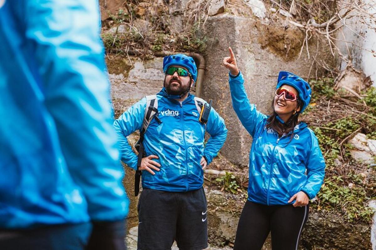un uomo e una donna in giacche blu su un sentiero