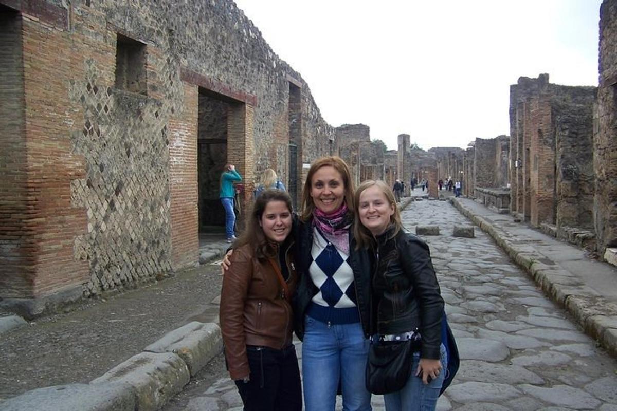 duas garotas posando para uma foto em um beco