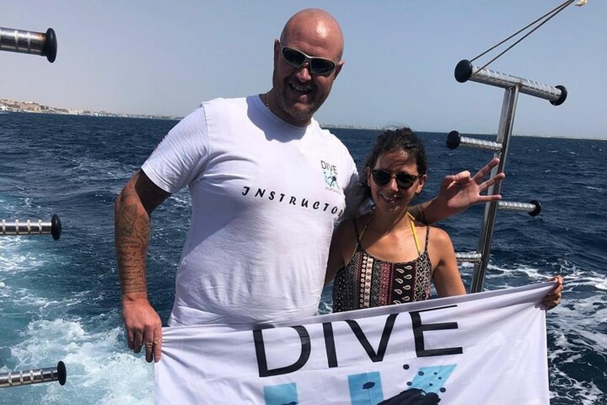 mees ja naine hoiavad vees silti