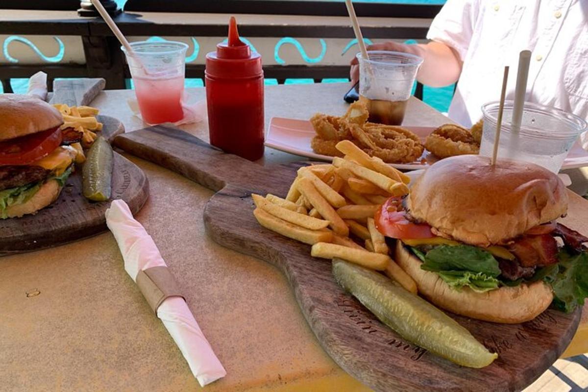 uma mesa coberta com um hambúrguer e batatas fritas
